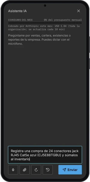 Celular con el Asistente IA de Minerva Cloud: micrófono, adjuntar archivos y enviar